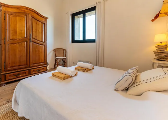 Santal : Maison Avec Piscine Entre Terre Et Villa