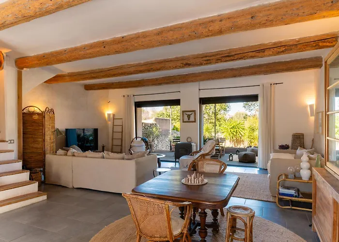 Santal : Maison Avec Piscine Entre Terre Et Villa *