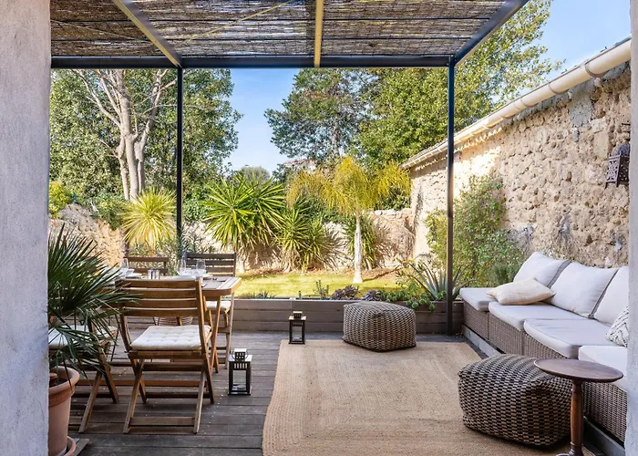 Santal : Maison Avec Piscine Entre Terre Et Villa *
